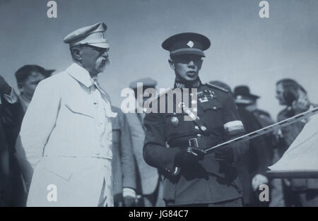 Erster Präsident der Tschechoslowakei Tomáš Garrigue Masaryk (L) und tschechoslowakische Armee allgemeine Sergej Vojcechovský (Sergei Wojciechowski) auf dem Foto von 1935 auf der Ausstellung "Die Erfahrung des Exils" in Prag, Tschechien. Die Ausstellung widmet sich die Auswanderung aus dem ehemaligen russischen Reich in die Tschechoslowakei läuft im Star Sommerpalast (Letohrádek Hvězda) bis 29. Oktober 2017. Stockfoto