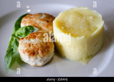 Leckere Frikadellen mit Kartoffeln auf einem weißen Teller Stockfoto