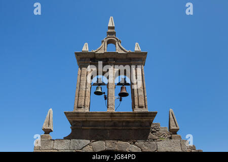 Glockenturm des Santuario de Nuestra Señora De La Barca (Heiligtum der Muttergottes von der Barca) an der Küste des Atlantischen Ozeans, bekannt als der Costa De La Muerte (Todesküste), in der Nähe der Stadt Muxía in Galicien, Spanien. Stockfoto