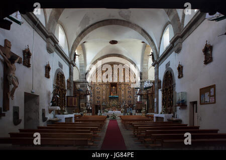 Innenraum des Santuario de Nuestra Señora De La Barca (Heiligtum der Muttergottes von der Barca) an der Küste des Atlantischen Ozeans, bekannt als der Costa De La Muerte (Todesküste), in der Nähe der Stadt Muxía in Galicien, Spanien. Das Retabel wurde durch ein Feuer zerstört, das wurde von einem Blitz am 25. Dezember 2013 begonnen und wird nun ersetzt durch das Plakat. Stockfoto