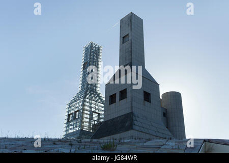 Torres de John Hejduk (John Hejduk Türme) amerikanische modernistischen Architekten, John Hejduk im Bereich der Cidade da Cultura de Galicia (Kulturstadt von Galizien entworfen) amerikanische dekonstruktivistischen Architekten Peter Eisenman auf Monte Gaiás in Santiago De Compostela, Galicien, Spanien. Stockfoto