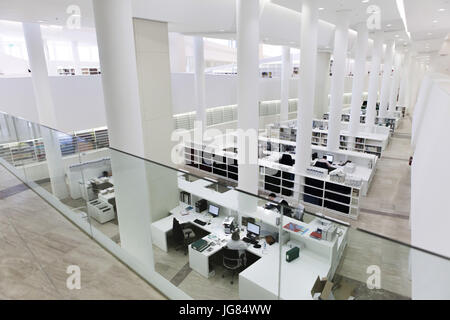 Menschen lernen in der Biblioteca de Galicia (Bibliothek von Galizien) entworfen von amerikanischen dekonstruktivistischen Architekten Peter Eisenman im Bereich der Cidade da Cultura de Galicia (Kulturstadt von Galizien) auf Monte Gaiás in Santiago De Compostela, Galicien, Spanien. Stockfoto