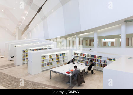 Menschen lernen in der Biblioteca de Galicia (Bibliothek von Galizien) entworfen von amerikanischen dekonstruktivistischen Architekten Peter Eisenman im Bereich der Cidade da Cultura de Galicia (Kulturstadt von Galizien) auf Monte Gaiás in Santiago De Compostela, Galicien, Spanien. Stockfoto