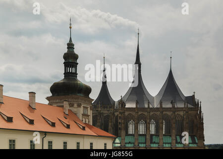 St. Barbara Kirche (Chrám Svaté Barbory) und der barocke Turm des ehemaligen Jesuitenkollegs (Jezuitská Campus) in Kutná Hora, Tschechische Republik. Italienischen Architekten Domenico Orsi Jesuitenkollegs wird jetzt als die Galerie des zentralen böhmischen Region (GASK) serviert. Stockfoto