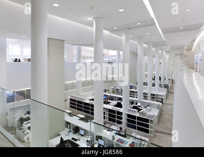 Menschen lernen in der Biblioteca de Galicia (Bibliothek von Galizien) entworfen von amerikanischen dekonstruktivistischen Architekten Peter Eisenman im Bereich der Cidade da Cultura de Galicia (Kulturstadt von Galizien) auf Monte Gaiás in Santiago De Compostela, Galicien, Spanien. Stockfoto