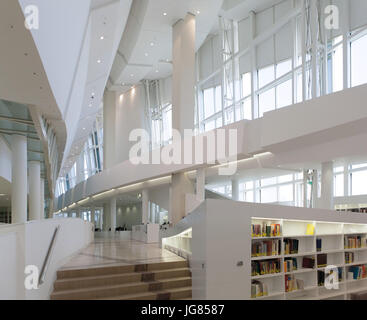 Innenministerium der Biblioteca de Galicia (Bibliothek von Galizien) entworfen von amerikanischen dekonstruktivistischen Architekten Peter Eisenman im Bereich der Cidade da Cultura de Galicia (Kulturstadt von Galizien) auf Monte Gaiás in Santiago De Compostela, Galicien, Spanien. Stockfoto