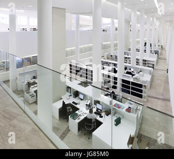 Menschen lernen in der Biblioteca de Galicia (Bibliothek von Galizien) entworfen von amerikanischen dekonstruktivistischen Architekten Peter Eisenman im Bereich der Cidade da Cultura de Galicia (Kulturstadt von Galizien) auf Monte Gaiás in Santiago De Compostela, Galicien, Spanien. Stockfoto