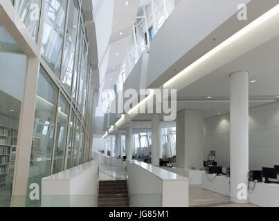 Innenministerium der Biblioteca de Galicia (Bibliothek von Galizien) entworfen von amerikanischen dekonstruktivistischen Architekten Peter Eisenman im Bereich der Cidade da Cultura de Galicia (Kulturstadt von Galizien) auf Monte Gaiás in Santiago De Compostela, Galicien, Spanien. Stockfoto