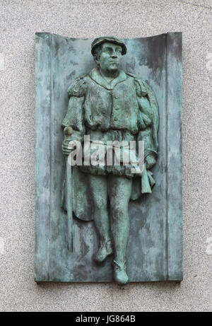 Niederländischer Renaissance-Maler Jan Van Eyck auf den Bogen des illustren Pilgern (Arco Dos Compostela Ilustres) in Praza da Concordia auf den letzten Kilometern des Camino de Santiago (Jakobsweg) in Santiago De Compostela, Galicien, Spanien dargestellt. Jan Van Eyck machte wahrscheinlich eine Pilgerreise nach Santiago De Compostela im Jahr 1429. Stockfoto