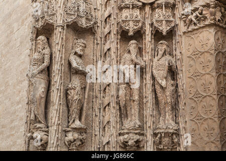 Wilde Männer, dargestellt an der Hauptfassade des Colegio de San Gregorio isabellinische stilgerecht wohnen nun das National Museum of Sculpture (Museo Nacional de Escultura) in Valladolid in Kastilien und León, Spanien. Stockfoto