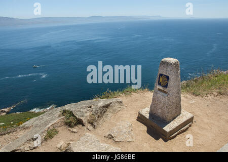 Null Kilometer Meilenstein des Camino de Santiago (Jakobsweg) an der Küste des Atlantischen Ozeans am Kap Finisterre (Cabo Fisterra) in Galicien, Spanien. Stockfoto