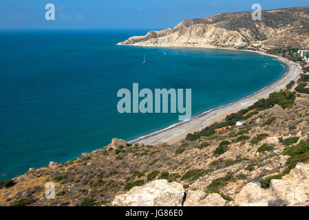 Meer und Küste aus einer felsigen Höhe anzeigen Pissouri Bay, Zypern Stockfoto