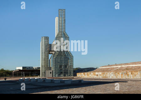 Torres de John Hejduk (John Hejduk Türme) amerikanische modernistischen Architekten, John Hejduk im Bereich der Cidade da Cultura de Galicia (Kulturstadt von Galizien entworfen) amerikanische dekonstruktivistischen Architekten Peter Eisenman auf Monte Gaiás in Santiago De Compostela, Galicien, Spanien. Stockfoto