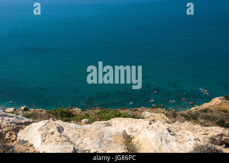 Meer und Küste aus einer felsigen Höhe anzeigen Pissouri Bay, Zypern Stockfoto