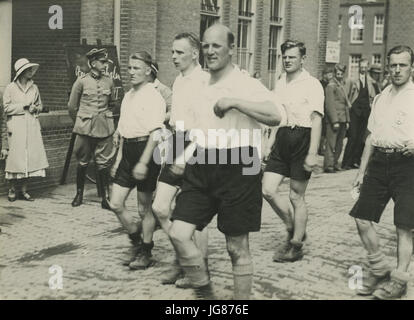 Vijf Burgerdeelnemers Keren Terug in de Prins Hendrik Kazerne Tijdens de 21e vie - F40 0 - KNBLO Stockfoto