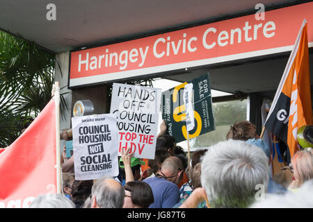 Haringay, London, UK 3. Juli 2017. Demonstranten marschieren gegen das Haringay Entwicklung Fahrzeug, endend bei Haringay Civic Centre. Die Haringay Entwicklung Fahrzeug oder HDV für kurze, ist eine umstrittene Partnerschaft zwischen Haringey Rat und Lendlease, eine Eigenschaft-Entwicklungsgruppe. Demonstranten fürchten, dass der Plan zunehmende Gentrifizierung im Stadtteil sehen werden, wie bestehende Sozialwohnungen mit keine Garantie für günstigen Ersatz abgerissen werden. Haringay Rat hat den Vorschlag zur Abstimmung bei der Civic Centre heute Abend. Bildnachweis: Patricia Phillips / Alamy Live News Stockfoto