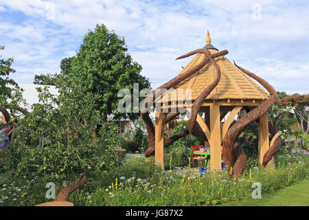 Blind Veterans UK "Es ist alle über die Community Garden", Andrew Fisher Tomlin und Dan Bowyer entworfen. Gold-Medaille. Schaugarten. RHS Hampton Court Palace Flower Show, London, England, UK. Presse-Preview-Tag, 3. Juli 2017. Jährliche Blumenschau, organisiert von der Royal Horticultural Society. Von Dienstag, 4. Juli bis Sonntag, 9. Juli 2017 laufen. Ian Bottle / Alamy Live News Stockfoto