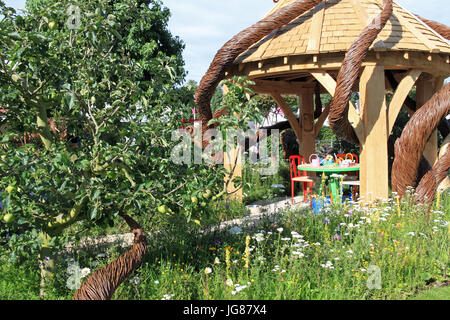 Blind Veterans UK "Es ist alle über die Community Garden", Andrew Fisher Tomlin und Dan Bowyer entworfen. Gold-Medaille. Schaugarten. RHS Hampton Court Palace Flower Show, London, England, UK. Presse-Preview-Tag, 3. Juli 2017. Jährliche Blumenschau, organisiert von der Royal Horticultural Society. Von Dienstag, 4. Juli bis Sonntag, 9. Juli 2017 laufen. Ian Bottle / Alamy Live News Stockfoto