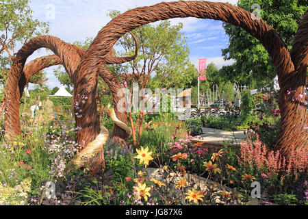 Blind Veterans UK "Es ist alle über die Community Garden", Andrew Fisher Tomlin und Dan Bowyer entworfen. Gold-Medaille. Schaugarten. RHS Hampton Court Palace Flower Show, London, England, UK. Presse-Preview-Tag, 3. Juli 2017. Jährliche Blumenschau, organisiert von der Royal Horticultural Society. Von Dienstag, 4. Juli bis Sonntag, 9. Juli 2017 laufen. Ian Bottle / Alamy Live News Stockfoto