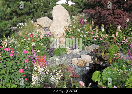 Große Gärten der USA: "Oregon Garten", entworfen Sadie kann Stowell. Vergoldetem Silber-Medaille. Garten der Welt. RHS Hampton Court Palace Flower Show, London, England, UK. Presse-Preview-Tag, 3. Juli 2017. Jährliche Blumenschau, organisiert von der Royal Horticultural Society. Von Dienstag, 4. Juli bis Sonntag, 9. Juli 2017 laufen. Ian Bottle / Alamy Live News Stockfoto