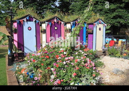 Southend Jugenddienst beleidigen und Southend Parks Department "Spaß am Meer", entworfen Tony Wagstaff. Die Silbermedaille. Schaugarten. RHS Hampton Court Palace Flower Show, London, England, UK. Presse-Preview-Tag, 3. Juli 2017. Jährliche Blumenschau, organisiert von der Royal Horticultural Society. Von Dienstag, 4. Juli bis Sonntag, 9. Juli 2017 laufen. Ian Bottle / Alamy Live News Stockfoto