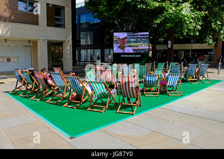 Bristol, UK. 3. Juli 2017. Am ersten Tag von Wimbledon sehen Tennisfans Abdeckung des Turniers auf einer Open-Air-TV-Bildschirm im Zentrum Stadt. Bildnachweis: Keith Ramsey/Alamy Live-Nachrichten Stockfoto