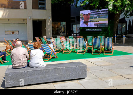 Bristol, UK. 3. Juli 2017. Am ersten Tag von Wimbledon sehen Tennisfans Abdeckung des Turniers auf einer Open-Air-TV-Bildschirm im Zentrum Stadt. Bildnachweis: Keith Ramsey/Alamy Live-Nachrichten Stockfoto