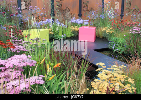 "Farbe Box", entwickelt Charlie Bloom und Simon Webster. Vergoldetem Silber-Medaille. Schaugarten. RHS Hampton Court Palace Flower Show, London, England, UK. Presse-Preview-Tag, 3. Juli 2017. Jährliche Blumenschau, organisiert von der Royal Horticultural Society. Von Dienstag, 4. Juli bis Sonntag, 9. Juli 2017 laufen. Ian Bottle / Alamy Live News Stockfoto