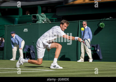 Die Wimbledon Tennis Weltmeisterschaften 2017 statt auf The All, UK. 3. Juli 2017. Lawn Tennis and Croquet Club, London, England, UK. Daniil Medvedev V Stan Wawrinka [5] auf dem Centre Court. Im Bild:-Daniil Medwedew Credit: Duncan Grove/Alamy Live-Nachrichten Stockfoto