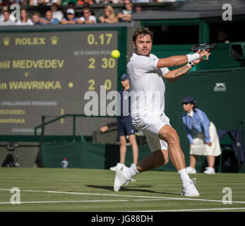 Die Wimbledon Tennis Weltmeisterschaften 2017 statt auf The All, UK. 3. Juli 2017. Lawn Tennis and Croquet Club, London, England, UK. Daniil Medvedev V Stan Wawrinka [5] auf dem Centre Court. Im Bild: Stan Wawrinka Credit: Duncan Grove/Alamy Live-Nachrichten Stockfoto