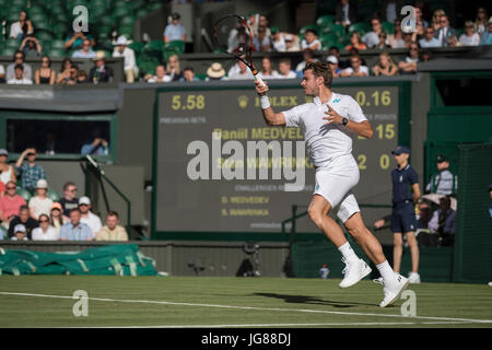 Die Wimbledon Tennis Weltmeisterschaften 2017 statt auf The All, UK. 3. Juli 2017. Lawn Tennis and Croquet Club, London, England, UK. Daniil Medvedev V Stan Wawrinka [5] auf dem Centre Court. Im Bild: Stan Wawrinka Credit: Duncan Grove/Alamy Live-Nachrichten Stockfoto