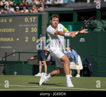 Die Wimbledon Tennis Weltmeisterschaften 2017 statt auf The All, UK. 3. Juli 2017. Lawn Tennis and Croquet Club, London, England, UK. Daniil Medvedev V Stan Wawrinka [5] auf dem Centre Court. Im Bild: Stan Wawrinka Credit: Duncan Grove/Alamy Live-Nachrichten Stockfoto