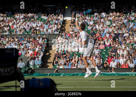 Die Wimbledon Tennis Weltmeisterschaften 2017 statt auf The All, UK. 3. Juli 2017. Lawn Tennis and Croquet Club, London, England, UK. Daniil Medvedev V Stan Wawrinka [5] auf dem Centre Court. Im Bild:-Daniil Medwedew Credit: Duncan Grove/Alamy Live-Nachrichten Stockfoto