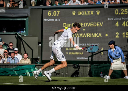 Die Wimbledon Tennis Weltmeisterschaften 2017 statt auf The All, UK. 3. Juli 2017. Lawn Tennis and Croquet Club, London, England, UK. Daniil Medvedev V Stan Wawrinka [5] auf dem Centre Court. Im Bild:-Daniil Medwedew Credit: Duncan Grove/Alamy Live-Nachrichten Stockfoto