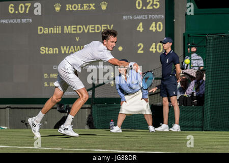 Die Wimbledon Tennis Weltmeisterschaften 2017 statt auf The All, UK. 3. Juli 2017. Lawn Tennis and Croquet Club, London, England, UK. Daniil Medvedev V Stan Wawrinka [5] auf dem Centre Court. Im Bild:-Daniil Medwedew Credit: Duncan Grove/Alamy Live-Nachrichten Stockfoto