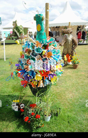 London, UK. 3. Juli 2017. Eine Vogelscheuche erstellt durch Bischof Perrin Grundschule für der Schulen Vogelscheuche Wettbewerb auf 2017 RHS Hampton Court Flower Show eröffnet heute auf dem Gelände des Hampton Court Palace, London, Vereinigtes Königreich.  Die RHS Hampton Court Palace Flower Show ist der weltweit größte Blumenschau Prahlerei eine eklektische Mischung von Gärten, Displays und shopping-Möglichkeiten umfasst mehr als 34 Hektar beiderseits des dramatischen lange Wassers mit der beeindruckenden Fassade des historischen Palais im Hintergrund. Rund 130.000 Menschen besuchen jedes Jahr die Messe.  Die Show fand ich zuerst Stockfoto