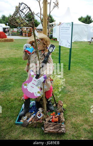 London, UK. 3. Juli 2017. Eine Vogelscheuche, erstellt von Compton alle Heiligen Grundschule für der Schulen Vogelscheuche Wettbewerb auf 2017 RHS Hampton Court Flower Show eröffnet heute auf dem Gelände des Hampton Court Palace, London, Vereinigtes Königreich.  Die RHS Hampton Court Palace Flower Show ist der weltweit größte Blumenschau Prahlerei eine eklektische Mischung von Gärten, Displays und shopping-Möglichkeiten umfasst mehr als 34 Hektar beiderseits des dramatischen lange Wassers mit der beeindruckenden Fassade des historischen Palais im Hintergrund. Rund 130.000 Menschen besuchen jedes Jahr die Messe.  Die Show war die erste h Stockfoto