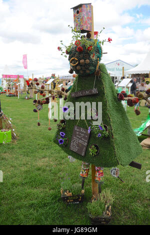 London, UK. 3. Juli 2017. Eine Vogelscheuche, erstellt von Hurst-Park-Grundschule für der Schulen Vogelscheuche Wettbewerb auf 2017 RHS Hampton Court Flower Show eröffnet heute auf dem Gelände des Hampton Court Palace, London, Vereinigtes Königreich.  Die RHS Hampton Court Palace Flower Show ist der weltweit größte Blumenschau Prahlerei eine eklektische Mischung von Gärten, Displays und shopping-Möglichkeiten umfasst mehr als 34 Hektar beiderseits des dramatischen lange Wassers mit der beeindruckenden Fassade des historischen Palais im Hintergrund. Rund 130.000 Menschen besuchen jedes Jahr die Messe.  Die Show wurde erstmals im 1 statt. Stockfoto