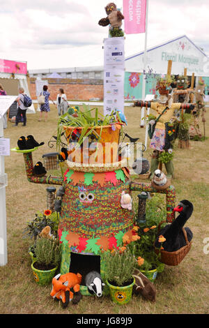 London, UK. 3. Juli 2017. Eine Vogelscheuche, erstellt von Southhill Unterstufe für der Schulen Vogelscheuche Wettbewerb auf 2017 RHS Hampton Court Flower Show eröffnet heute auf dem Gelände des Hampton Court Palace, London, Vereinigtes Königreich.  Die RHS Hampton Court Palace Flower Show ist der weltweit größte Blumenschau Prahlerei eine eklektische Mischung von Gärten, Displays und shopping-Möglichkeiten umfasst mehr als 34 Hektar beiderseits des dramatischen lange Wassers mit der beeindruckenden Fassade des historischen Palais im Hintergrund. Rund 130.000 Menschen besuchen jedes Jahr die Messe.  Die Show wurde erstmals im Jahre 1990 statt. Stockfoto