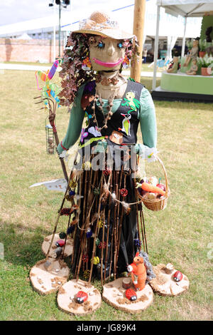 London, UK. 3. Juli 2017. Eine Vogelscheuche, erstellt von Mittelfeld-Grundschule für der Schulen Vogelscheuche Wettbewerb auf 2017 RHS Hampton Court Flower Show eröffnet heute auf dem Gelände des Hampton Court Palace, London, Vereinigtes Königreich.  Die RHS Hampton Court Palace Flower Show ist der weltweit größte Blumenschau Prahlerei eine eklektische Mischung von Gärten, Displays und shopping-Möglichkeiten umfasst mehr als 34 Hektar beiderseits des dramatischen lange Wassers mit der beeindruckenden Fassade des historischen Palais im Hintergrund. Rund 130.000 Menschen besuchen jedes Jahr die Messe.  Die Show wurde erstmals im 199 statt. Stockfoto