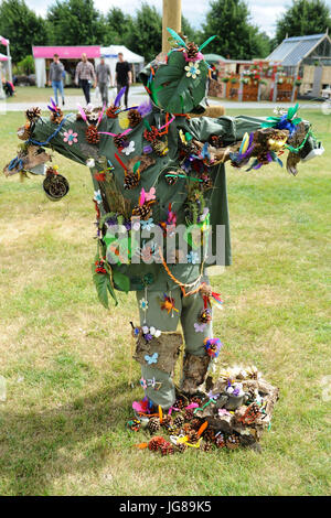 London, UK. 3. Juli 2017. Eine Vogelscheuche, erstellt von St Anne Line Infant School für der Schulen Vogelscheuche Wettbewerb auf 2017 RHS Hampton Court Flower Show eröffnet heute auf dem Gelände des Hampton Court Palace, London, Vereinigtes Königreich.  Die RHS Hampton Court Palace Flower Show ist der weltweit größte Blumenschau Prahlerei eine eklektische Mischung von Gärten, Displays und shopping-Möglichkeiten umfasst mehr als 34 Hektar beiderseits des dramatischen lange Wassers mit der beeindruckenden Fassade des historischen Palais im Hintergrund. Rund 130.000 Menschen besuchen jedes Jahr die Messe. Stockfoto