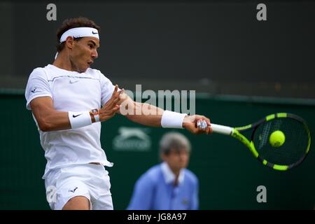 London, UK. 3. Juli 2017. Rafael Nadal aus Spanien gibt den Ball während der Männer Singles erstes Vorrundenspiel gegen John Millman Australiens an die Weltmeisterschaften Wimbledon 2017 in London, 3. Juli 2017 zurück. Nadal gewann 3: 0. Bildnachweis: Jin Yu/Xinhua/Alamy Live-Nachrichten Stockfoto