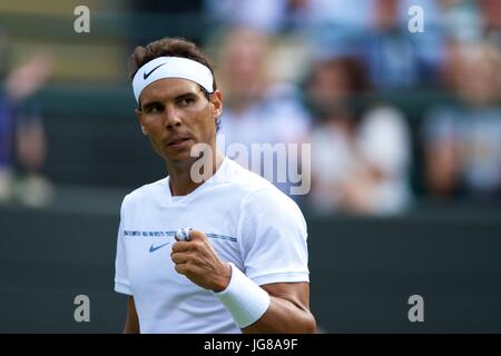 London, UK. 3. Juli 2017. Rafael Nadal aus Spanien reagiert während der Männer Singles erstes Vorrundenspiel gegen John Millman Australiens an die Weltmeisterschaften Wimbledon 2017 in London, 3. Juli 2017. Nadal gewann 3: 0. Bildnachweis: Jin Yu/Xinhua/Alamy Live-Nachrichten Stockfoto