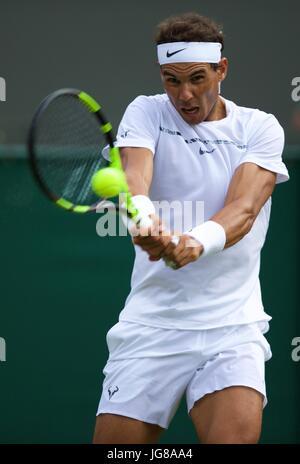 London, UK. 3. Juli 2017. Rafael Nadal aus Spanien gibt den Ball während der Männer Singles erstes Vorrundenspiel gegen John Millman Australiens an die Weltmeisterschaften Wimbledon 2017 in London, 3. Juli 2017 zurück. Nadal gewann 3: 0. Bildnachweis: Jin Yu/Xinhua/Alamy Live-Nachrichten Stockfoto