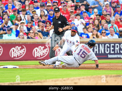 Arlington, Texas, USA. 3. Juli 2017. Boston Red Sox zweiter Basisspieler Dustin Pedroia #15 wird von Texas Rangers dritte Baseman Adrian Beltre #29 versuchen, in zweiten Base bei einem MLB-Spiel zwischen den Boston Red Sox zu schieben und die Texas Rangers im Globe Life Park in Arlington, TX Boston besiegt Texas 7-5 Albert Pena/CSM Credit: Cal Sport Media/Alamy Live News Stockfoto