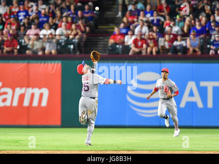 Arlington, Texas, USA. 3. Juli 2017. Boston Red Sox zweiter Basisspieler Dustin Pedroia #15 holt einen Pop in der Unterseite des zehnten Inning bei einem MLB-Spiel zwischen den Boston Red Sox und die Texas Rangers im Globe Life Park in Arlington, TX Boston besiegt Texas 7-5 Albert Pena/CSM Credit: Cal Sport Media/Alamy Live News Stockfoto