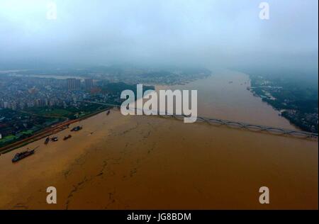 Tengxian. 4. Juli 2017. Foto aufgenommen am 4. Juli 2017 zeigt die Schwellung Xijiang Fluß in der Tengxian Grafschaft, Süd-China Guangxi Zhuang Autonome Region. Der Xijiang Fluß Wasserstand in der Tengxian Grafschaft erreicht 25,82 Meter Dienstagmittag, 2,82 Meter höher als die Warnung-Linie. Bildnachweis: Huang Xiaobang/Xinhua/Alamy Live-Nachrichten Stockfoto