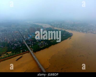 Tengxian. 4. Juli 2017. Foto aufgenommen am 4. Juli 2017 zeigt die Schwellung Xijiang Fluß in der Tengxian Grafschaft, Süd-China Guangxi Zhuang Autonome Region. Der Xijiang Fluß Wasserstand in der Tengxian Grafschaft erreicht 25,82 Meter Dienstagmittag, 2,82 Meter höher als die Warnung-Linie. Bildnachweis: Huang Xiaobang/Xinhua/Alamy Live-Nachrichten Stockfoto