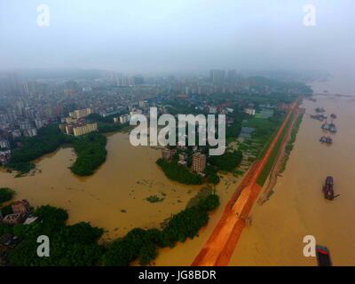 Tengxian. 4. Juli 2017. Foto aufgenommen am 4. Juli 2017 zeigt die Schwellung Xijiang Fluß in der Tengxian Grafschaft, Süd-China Guangxi Zhuang Autonome Region. Der Xijiang Fluß Wasserstand in der Tengxian Grafschaft erreicht 25,82 Meter Dienstagmittag, 2,82 Meter höher als die Warnung-Linie. Bildnachweis: Huang Xiaobang/Xinhua/Alamy Live-Nachrichten Stockfoto