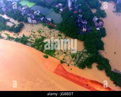 Tengxian. 4. Juli 2017. Foto aufgenommen am 4. Juli 2017 zeigt die Schwellung Xijiang Fluß in der Tengxian Grafschaft, Süd-China Guangxi Zhuang Autonome Region. Der Xijiang Fluß Wasserstand in der Tengxian Grafschaft erreicht 25,82 Meter Dienstagmittag, 2,82 Meter höher als die Warnung-Linie. Bildnachweis: Huang Xiaobang/Xinhua/Alamy Live-Nachrichten Stockfoto